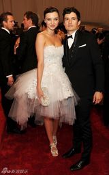 组图：美国时装学院庆典举行 众明星红毯竞艳