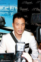 幻灯图：任达华收藏金银钻石打火机 被女儿强制戒烟