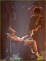 组图：火星哥激情开唱 性感舞伴劈腿勾引