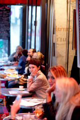 组图：袁泉漫步巴黎享受假日  街头演绎“雨中曲”