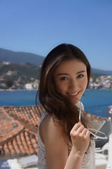 组图：周庭伊伦敦街头拍写真时尚俏皮