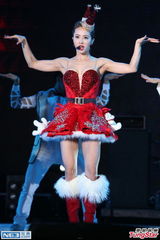 组图：蔡依林圣诞爆乳装抢镜 又唱又跳秀美腿