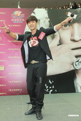 组图：罗志祥签唱会歌迷热情 现场玩自拍抱抱