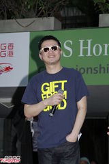 组图：何韵诗参与同志游行 父母支持下出柜