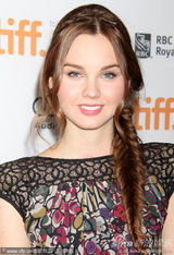 组图：莉莉亮相《作家们》首映 施瓦辛格儿子帅气