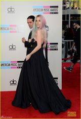 组图：钱婆Ke$ha黑裙晒美腿 粉紫发色抢镜