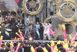 组图：陈奕迅澳门开唱送祝福 邀民间好声音合唱