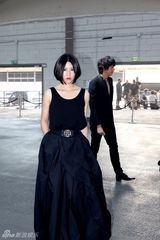 组图：黄晓明尚雯婕巴黎看秀