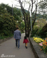 组图：赵薇爱女小四月成长记录 撒娇卖萌惹人爱