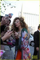 组图：gaga豪迈敞胸半遮垂乳