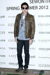 组图：张赫南圭丽等韩星为眼镜新品发布会站台