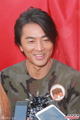 组图：郑伊健成模范邻居 搭档周秀娜拍微电影