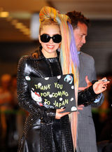 组图：Lady Gaga彩色秀发亮相日本 皮衣高跟很抢镜