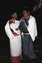 组图：探班吴奇隆马苏山洞拍激情戏