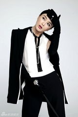 组图：秦岚最新杂志写真 帅气御姐风范十足