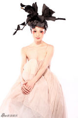 组图：演员石小群唯美写真大玩新鲜