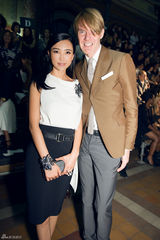 组图：姚星彤巴黎时装周首秀 黑白战服优雅