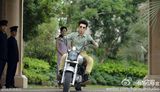 组图：《淑女之家》陈翔骑古董摩托一圆警察梦
