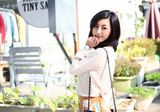 组图：张馨心户外写真 阳光温暖甜美可人