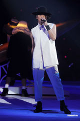 组图：张信哲助阵黄伟文作品展 郑伊健留须造型亮相