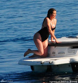 组图：卡戴珊携家人包游艇跳水度假 甘当摄影师