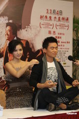 组图：王宝强宣传新片何洁帮按摩 扮大仙预测票房