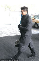 组图：吴奇隆穿长风衣现身 见跟拍不爽瞪镜头