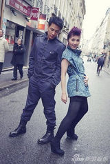 组图：杨千嬅再秀唯美婚纱 巴黎浪漫骑旋转木马