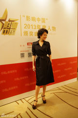 组图：许晴风衣大气抢镜 凭《如梦之梦》获奖