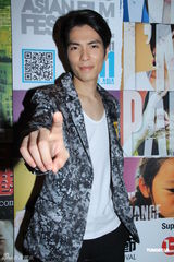 组图：周秀娜低胸短裙亮相 曾宝仪与父亲同台有压力