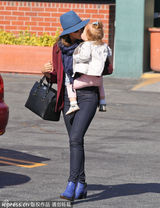 组图：杰西卡红西装抱女出行 大秀母爱小女俏皮