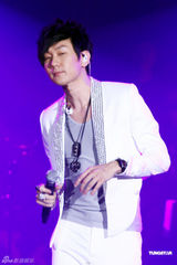 组图：郭采洁首开个唱林俊杰韦礼安现身站台