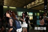 组图：王祖贤搭机夜返加拿大 ipad遮面拒拍照