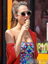 组图：阿尔芭印花裙秀乳沟 童心未泯当街舔甜筒