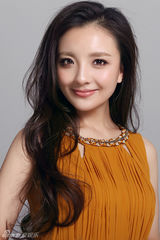 组图：孙茜妩媚大片 冰雪美肤明艳动人