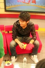 高清图：张艺谋携主演抵达新浪 青涩周冬雨受关注