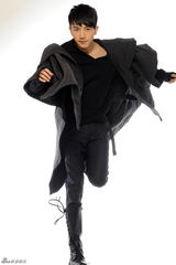 组图：许诺黑色潮装似时尚版蝙蝠侠