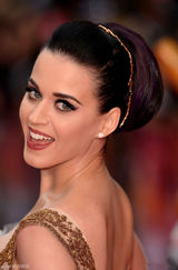 组图：凯蒂-佩里红蓝白假睫毛闪耀英国首映