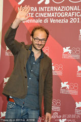 组图：《海滩的言语试验》记者会 Giulia花裙靓丽