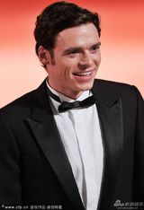 组图：《承诺》首映 豪尔穿长裙显优雅大方