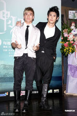 组图：炎亚纶等出席戏剧首映 自曝床戏越看越精彩 