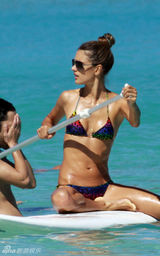 幻灯图：女星亚历山大度假 各色比基尼秀身材
