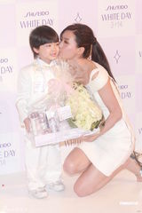 组图：陈法拉白色情人节出席活动 自称静待惊喜