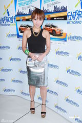 组图：江若琳郑融同台飙歌 为电台活动捧场