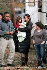 幻灯：苏瑞探班妈妈新戏 遇狗仔秀红短袖裙抢镜