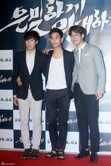 组图：裴勇俊捧场韩片首映 金贤重宋仲基齐亮相