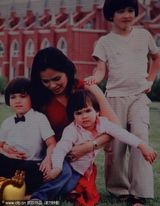 组图：韦唯录节目曝光童年照 三儿子帅气出镜