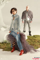 组图：卢凯彤为个唱拍海报 抱猫咪送红包