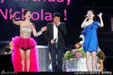 组图：谢霆锋献唱演唱会 蔡依林露胸垫上下走光
