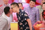 组图：郑伊健陈小春《无敌奖门人》录影玩游戏